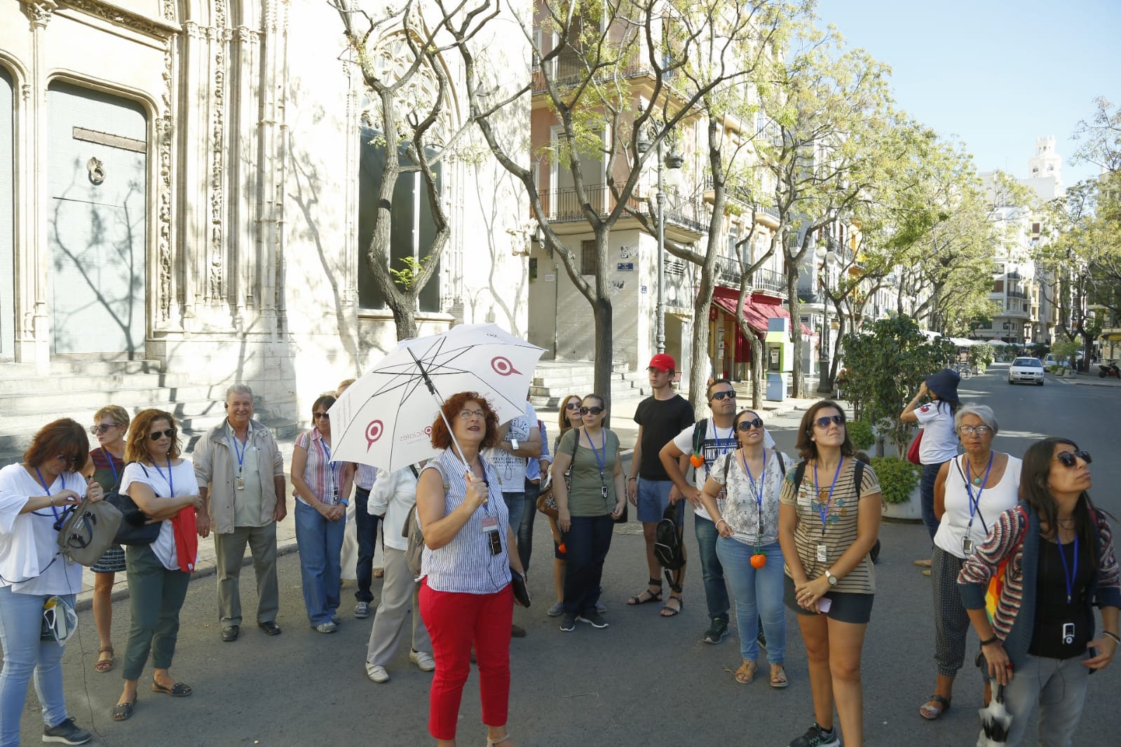 guía de turismo explicando una visita cerca de la lonja
