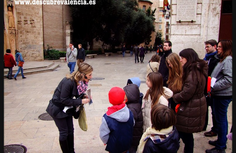 grupo durante visita guiada a pie