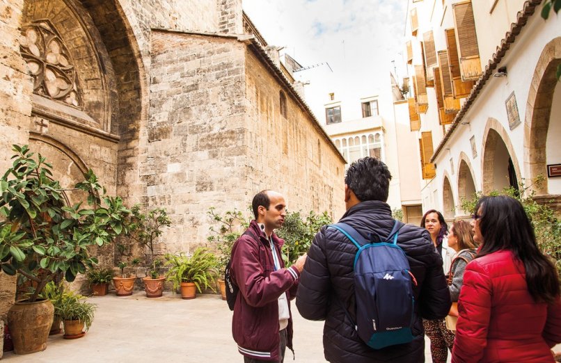turistas durante una visit guiada a pie por el centro