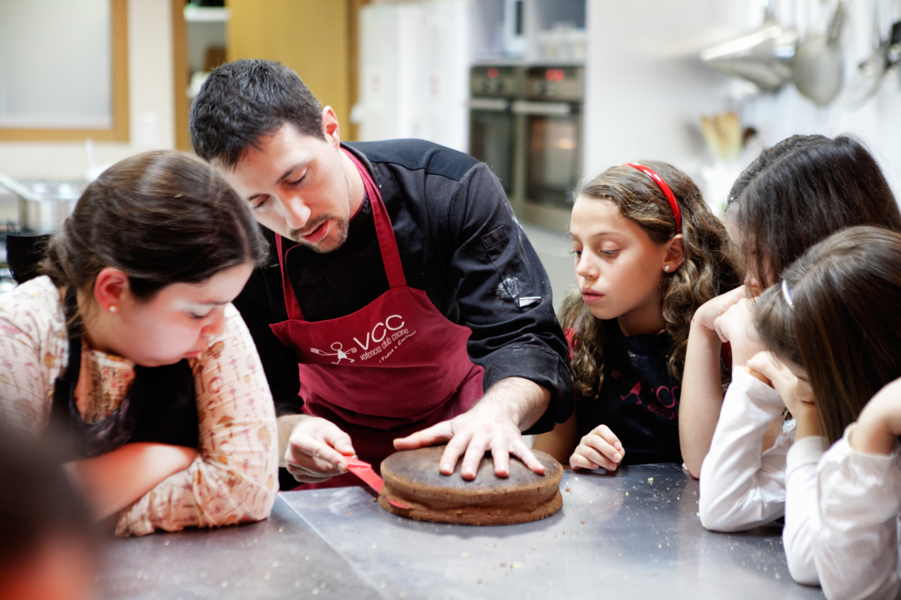 niños durante una clase en valencia cocina club