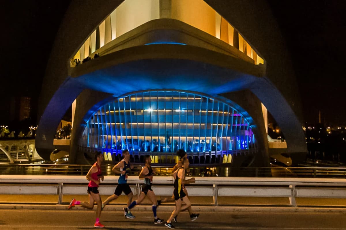 Corredores en la 15k nocturna frente al Palau de les Arts