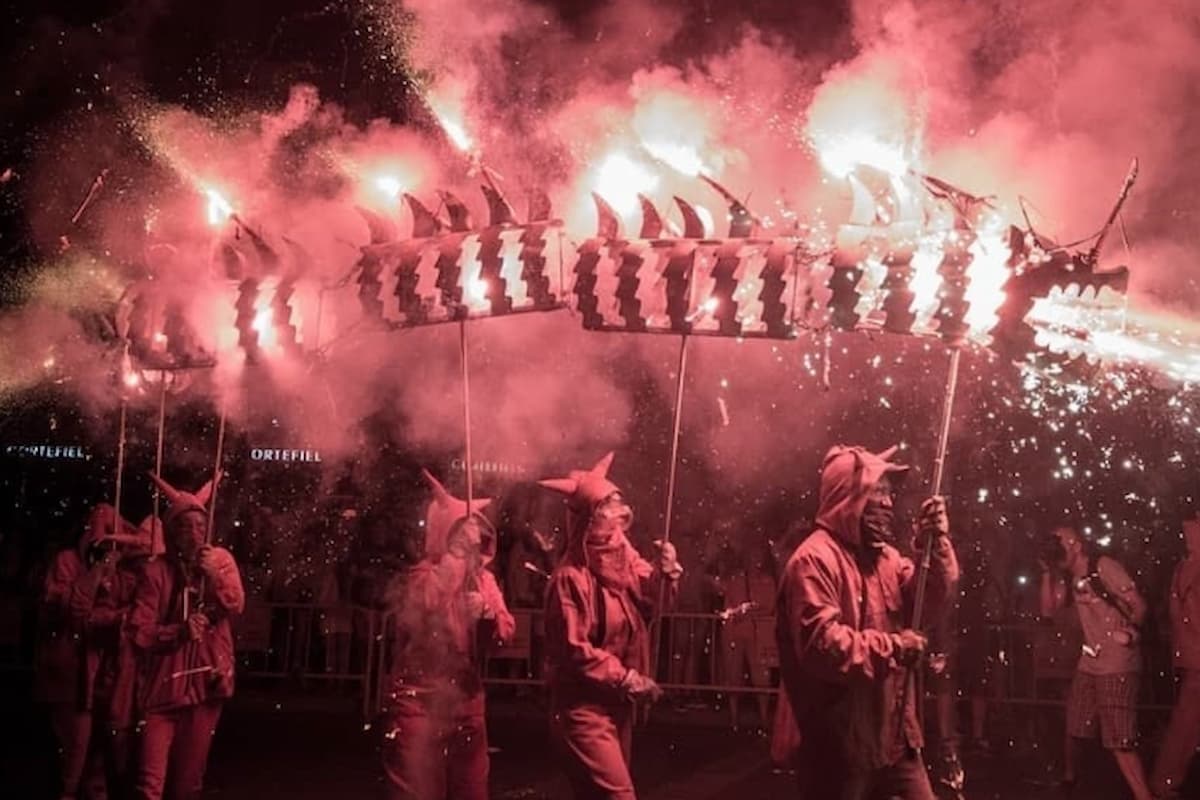 Dimonis jugando con fuego en el correfoc de València