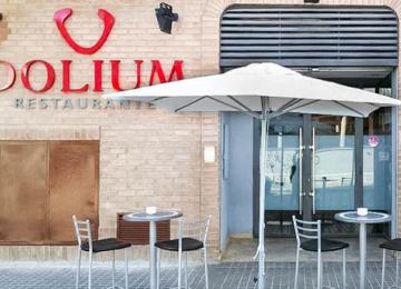 detalle fachada exterior del restaurante dolium