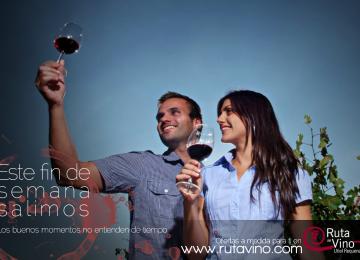 pareja bebiendo vino en utiel requena