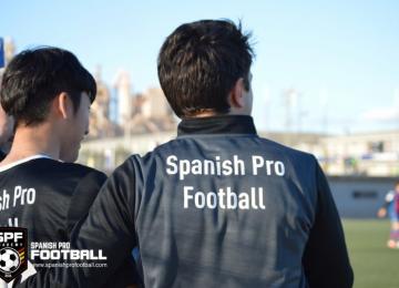 entrenador y jugadores del futbol durante un partido 