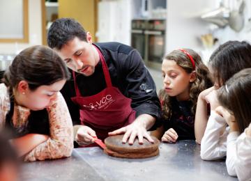 niños durante clases de cocina en valencia cocina club
