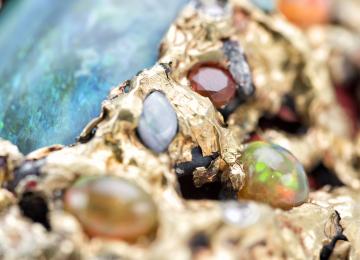 detalle joyas y piedras preciosas