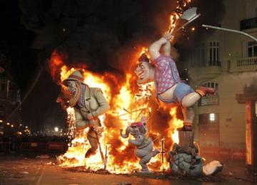 falla quemandose durante la cremà